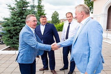 Сократить количество чиновников и повысить эффективность управления